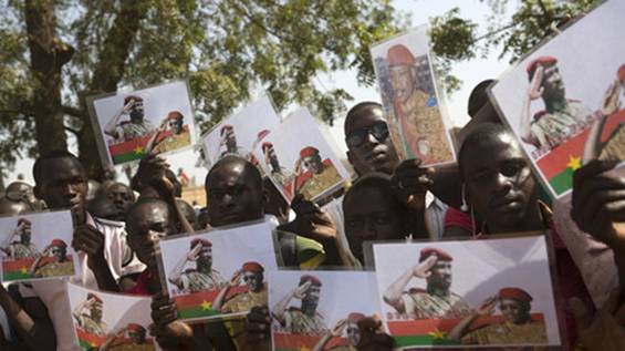 Einwohner von  Ouagadougou zeigen Bilder des ehemaligen Präsidenten Thomas Sankara bei einer Begräbniszeremonie für gefallene Demonstranten während der Protestwelle im Oktober 2014, Burkina Faso