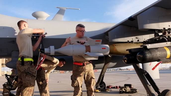 US-Soldaten montieren Waffen an einer  MQ-9 Reaper Drohne nach einem Einsatz in Kandahar, Afghanistan, 9. März 2016. 