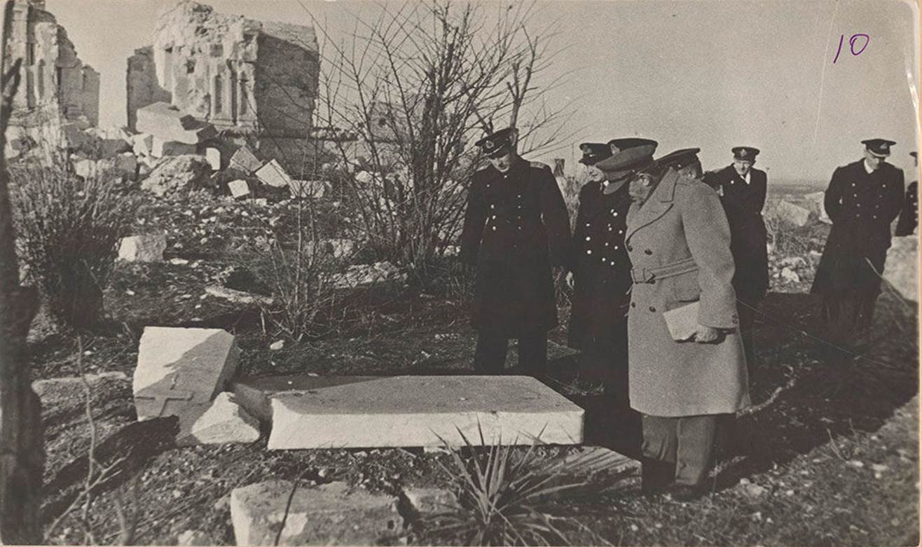 Der britische Ministerprsident Winston Churchill samt einer Delegation auf dem Englischen Freidhof in Sewastopol