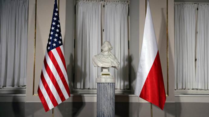 Eine Büste des polnischen Komponisten Chopin umrahmt von der US-amerikanischen und polnischen Flagge anlässlich des Besuches von US-Präsident Donald Trump in Warschau (6. Juli 2017).