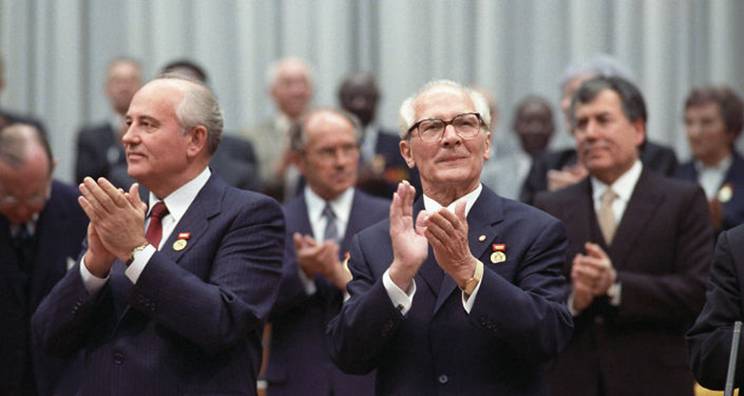 DDR-Staatschef Erich Honecker (r.) und KPdSU-Generalsekretär Michail Gorbatschow bei einer Veranstaltung im Palast der Republik anlässlich des 40. Gründungsjubiläums der DDR, 7. Oktober 1989