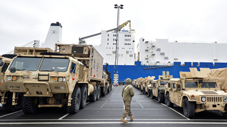 US-Panzerfahrzeuge whrend der Verladung in Bremerhaven