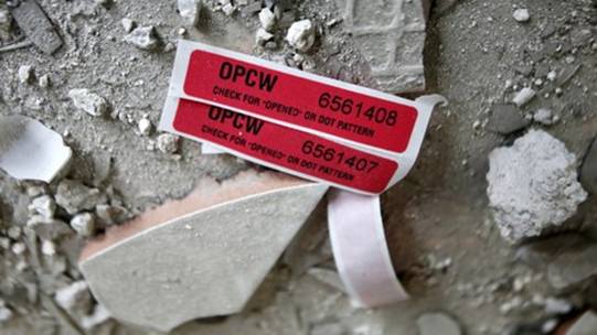 Etiketten der Organisation für das Verbot chemischer Waffen (OPCW) in einem beschädigten Haus in Duma (23. April)