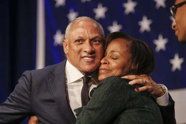 Mike Espy, Portia: Demokrat Mike Espy wird von seiner Frau Portia getrstet.