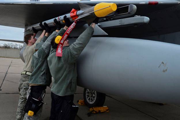 Foto: Militrisches Personal montiert einen Luft-Luft Rakete an einem amerikanischen F-15 Kampfflugzeug fr "Air Policing" in Litauen /  A1C Dana J. Butler / U.S. Air Force