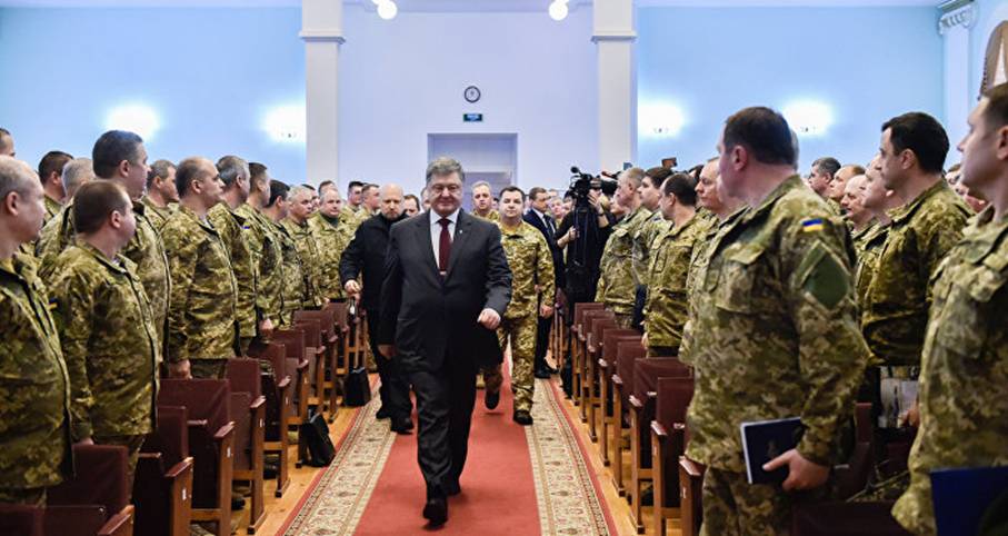 Der ukrainische Prsident Petro Poroschenko trifft sich in Kiew mit Armeespitze (Archivbild)