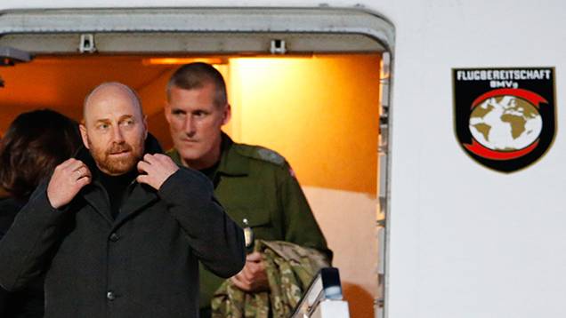 OSCE observers Axel Schneider (L) from Germany and John Christensen from Denmark leave a German Air Force aircraft upon their arrival in Berlin's Tegel airport, May 3, 2014 (Reuters / Fabrizio Bensch)