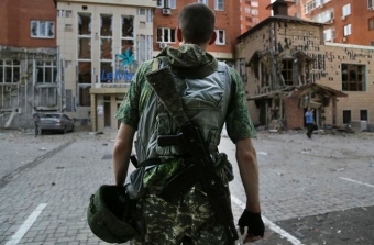 Бойцы батальона Азов развлекаются, расстреливая окна жилых домов Мариуполя